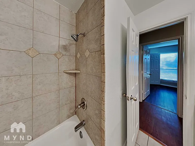 461 NW Charlyne Dr — Photo 15