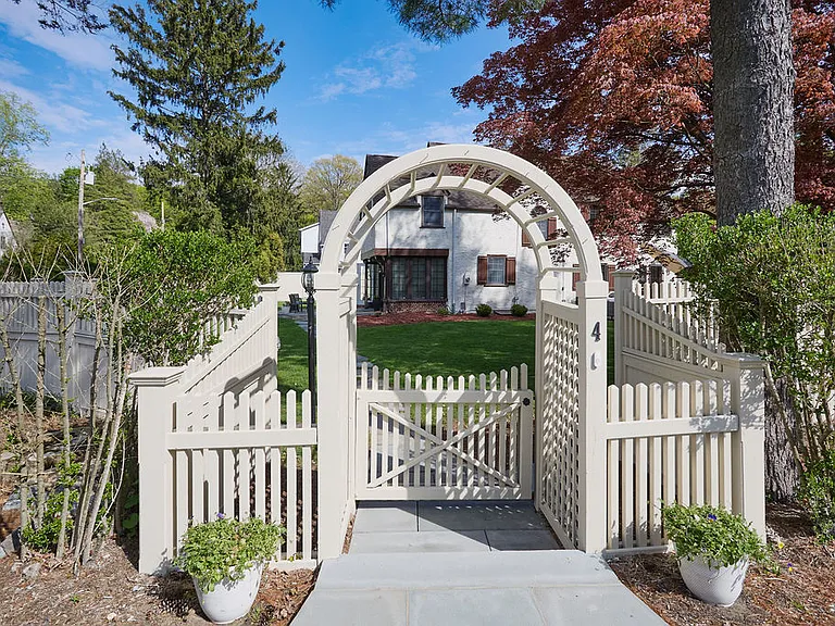 4 Glenwolde Park — Photo 2