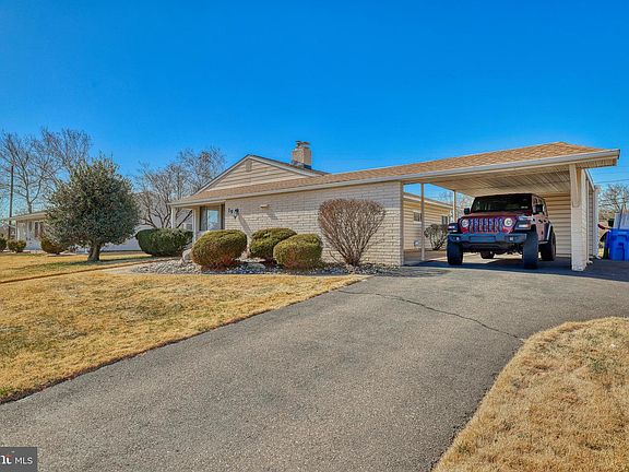 3rd image of 19 Dewberry Ln