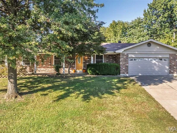 357 Beaver Lake Dr, Saint Charles, MO 63303
