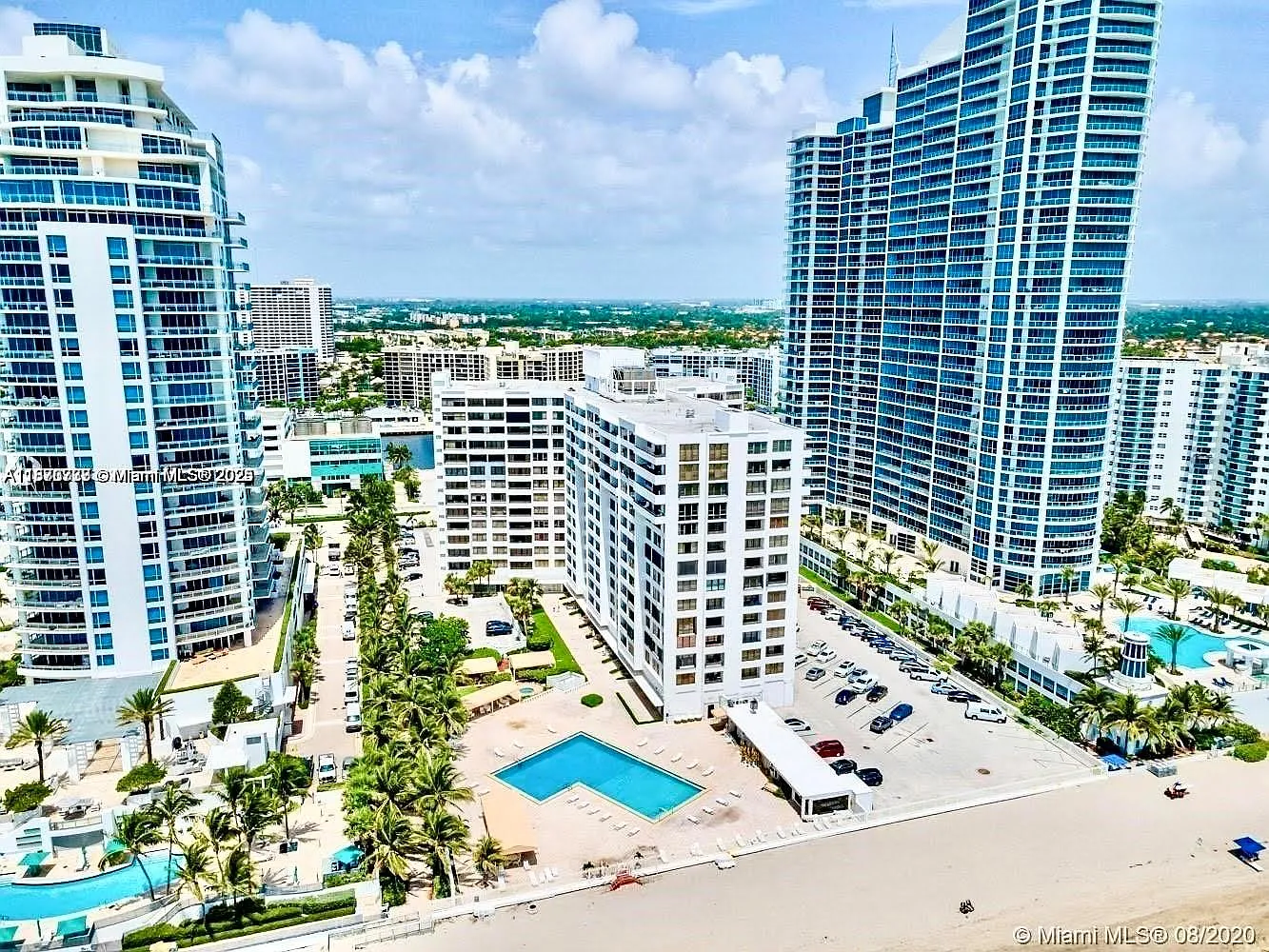 Alexander Towers Condo — Photo 4