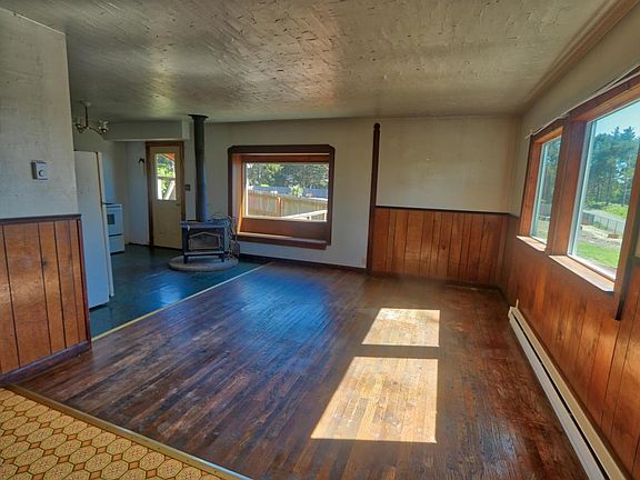 4th image of 11412 NE Benton St