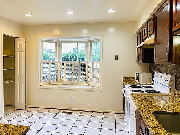 2nd image of 1011 N George Mason Dr