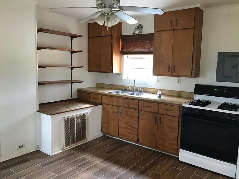 2222 Mount Gainor Rd — Photo 3