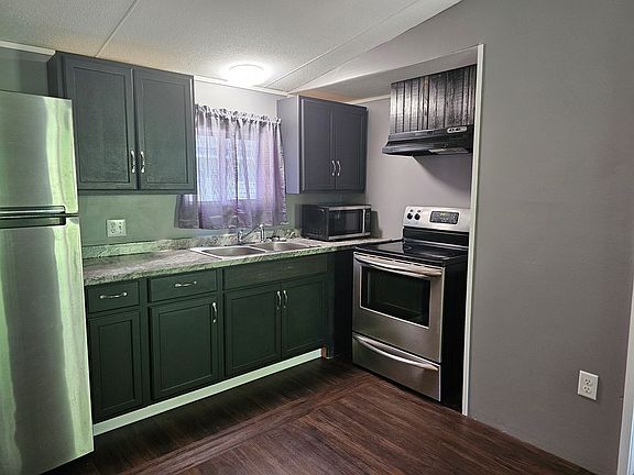 3rd image of 128 Railroad Ave