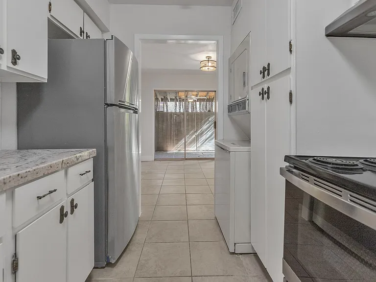 100 Royal Way Dr #14C — Photo 9
