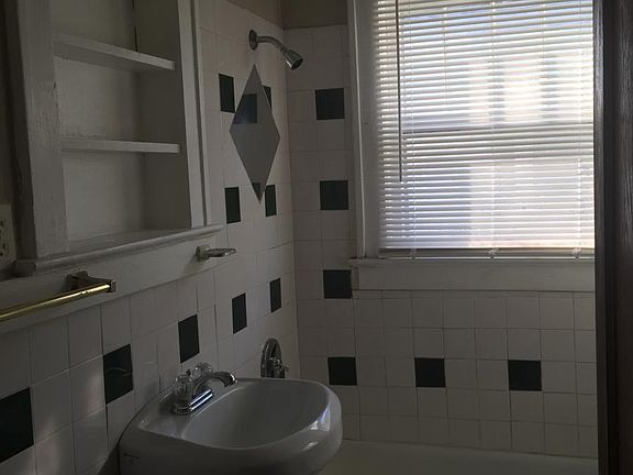 2nd image of 1515 E 49th St