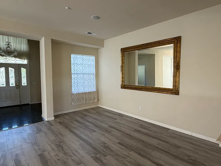 729 Richardson Dr — Photo 17