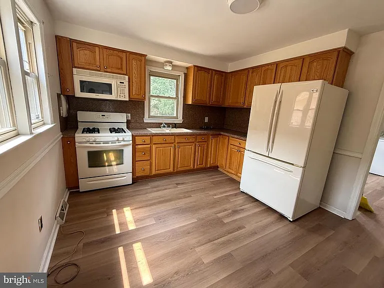 1236 Oak Ln — Photo 3