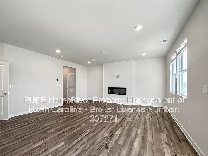 4 bed, 2.5 bath, 2097 sqft, $2,185 — Photo 2