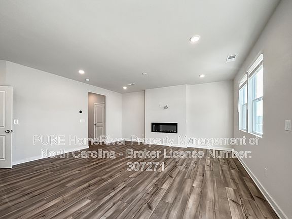 2nd image of 2943 31st St NE