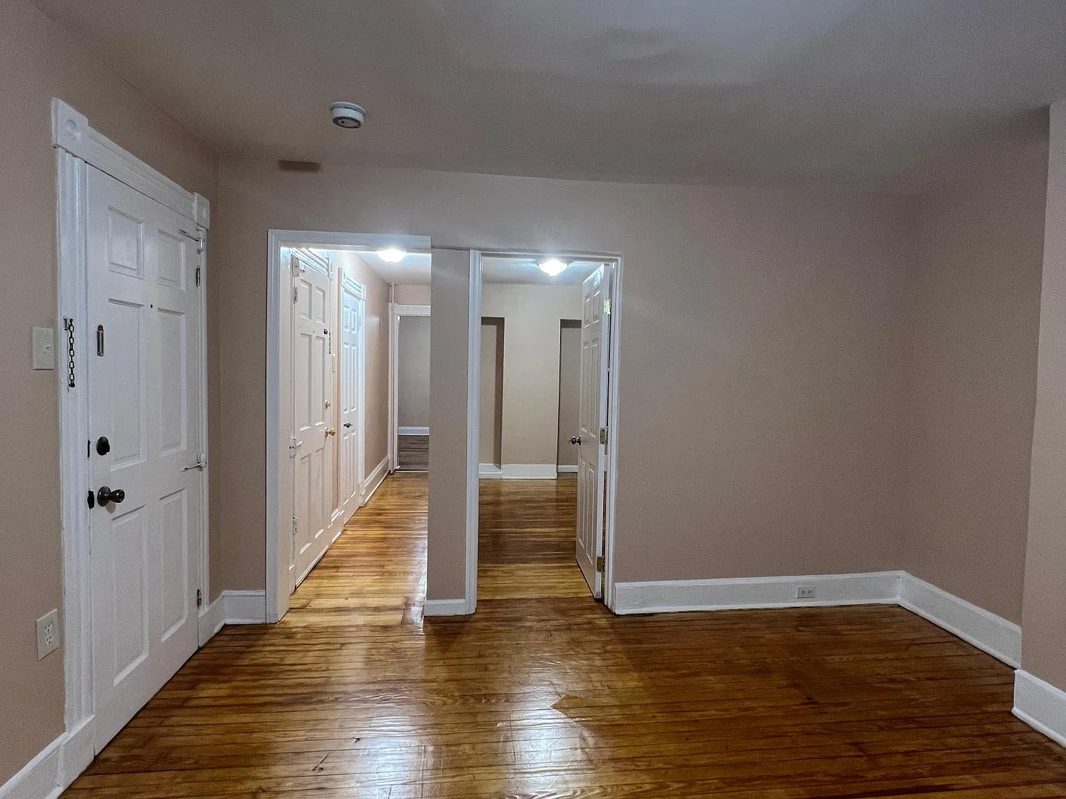 3 bed, 850 sqft, $2,350 — Photo 2
