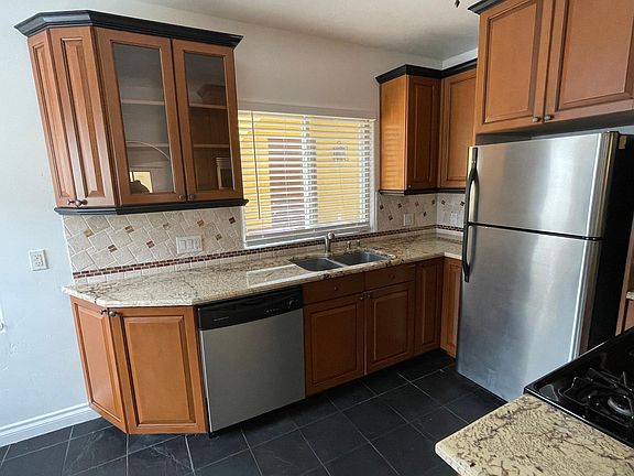3rd image of 527 Ximeno Ave