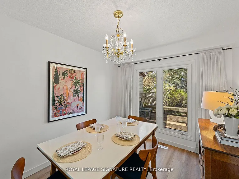 22 Madsen Cres — Photo 11