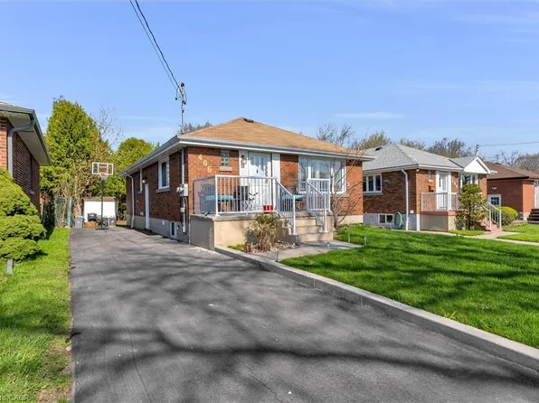406 E 43rd St, Hamilton, ON L8T 3E3