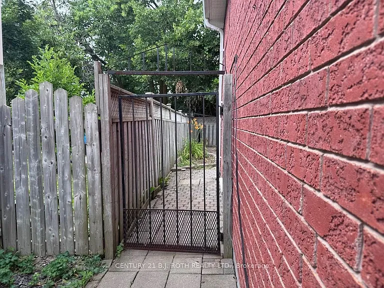 22 Mapleton Ave #LOWER — Photo 2