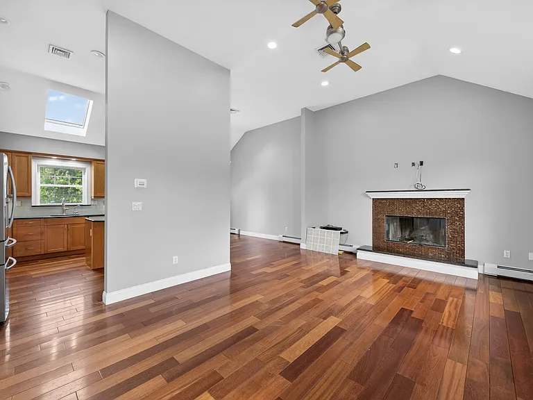 19 Hilltop Pl — Photo 5