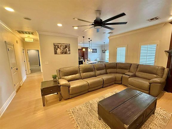 4th image of 809 Candace Ln