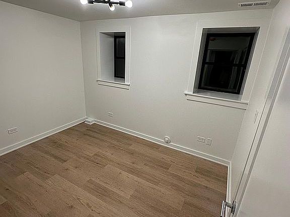 4th image of 1466 W Farragut Ave #G