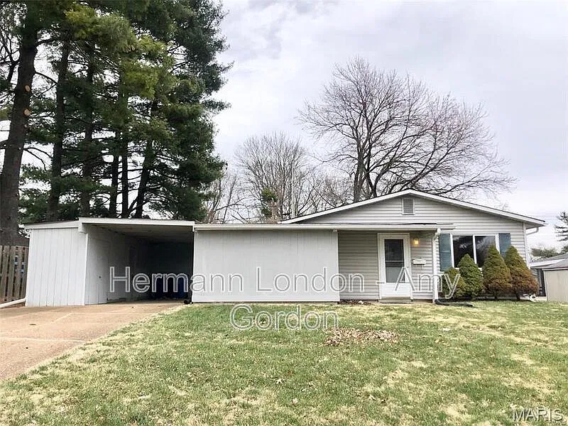 3 bed, 1.0 bath, 1024 sqft, $1,450 — Photo 1