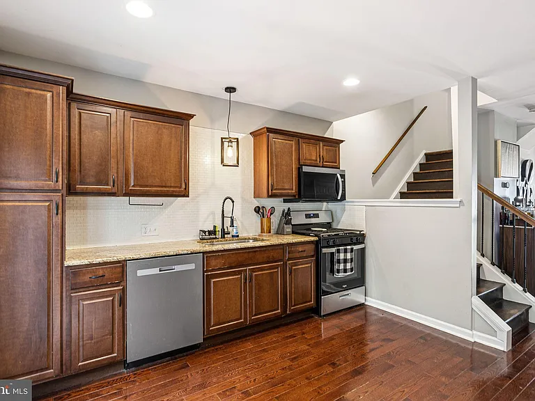 208 W Wildey St — Photo 8