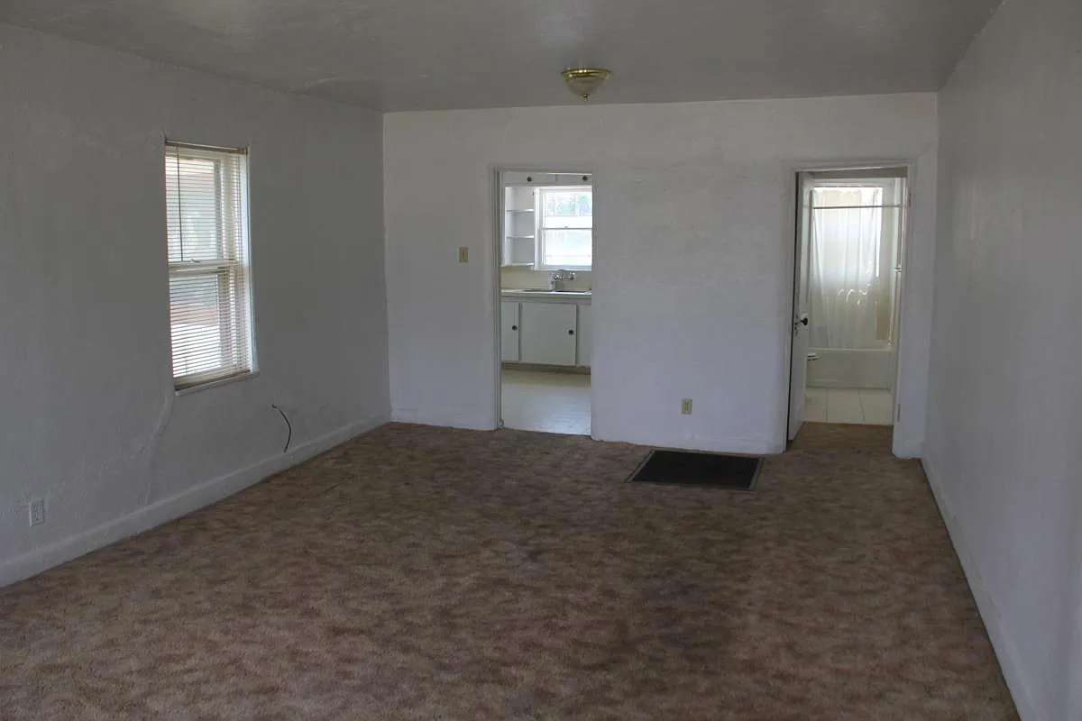 1109 W 14th Ln — Photo 3
