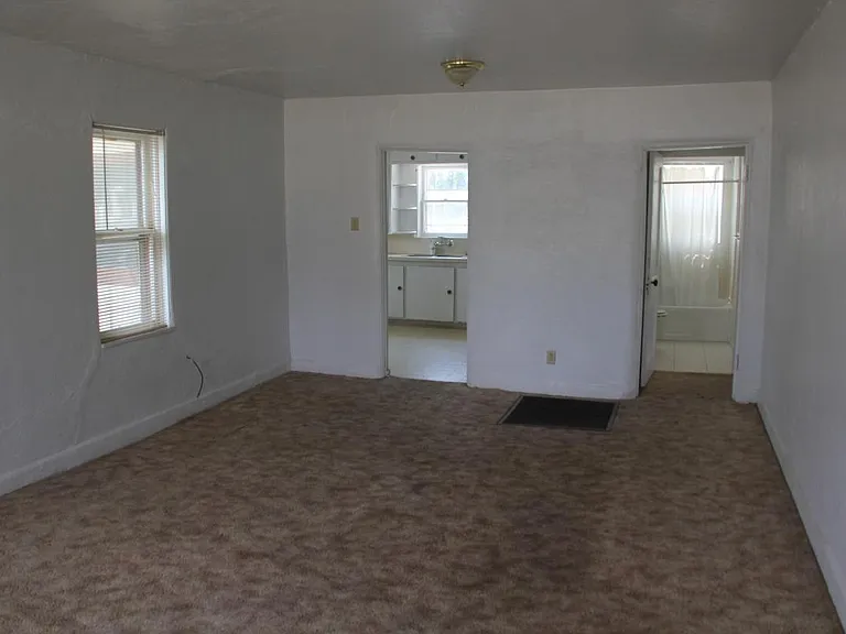 1109 W 14th Ln — Photo 3