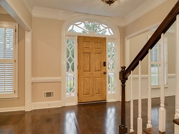 3rd image of 605 W Lake Cir