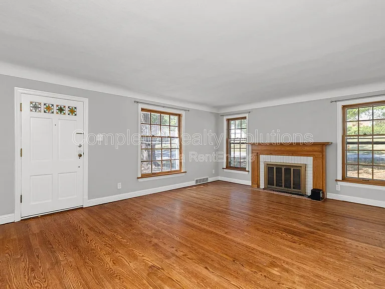 524 Gerald Pl — Photo 4