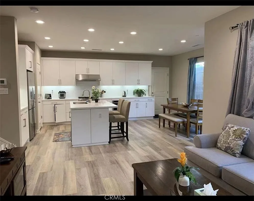 3 bed, 2.5 bath, 1597 sqft, $5,500 — Photo 2