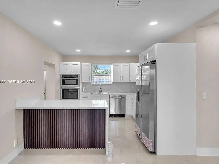 378 SW 6th St #1 — Photo 9