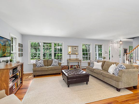 4th image of 28 Pine Crest Ln