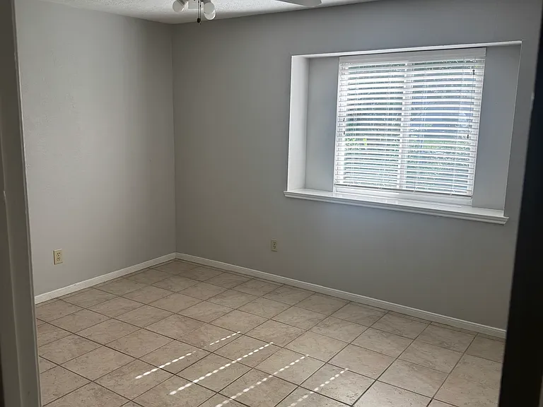 2421 Maxwell Ln — Photo 7
