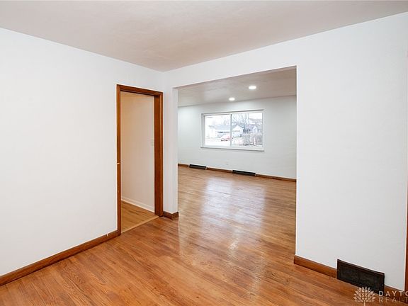 5th image of 410 Burns Ave