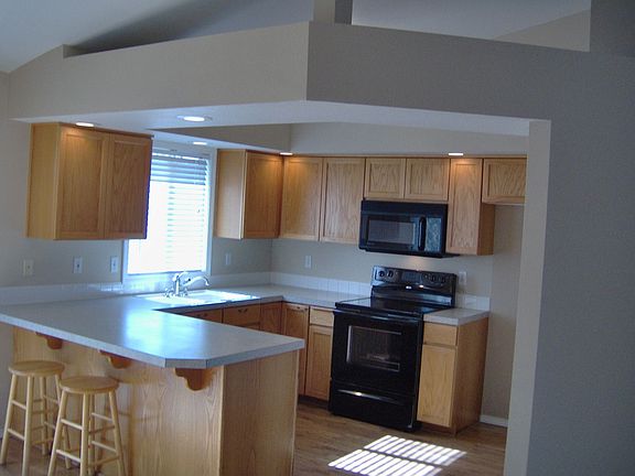 Spacious Kitchen w/ Brand New Range