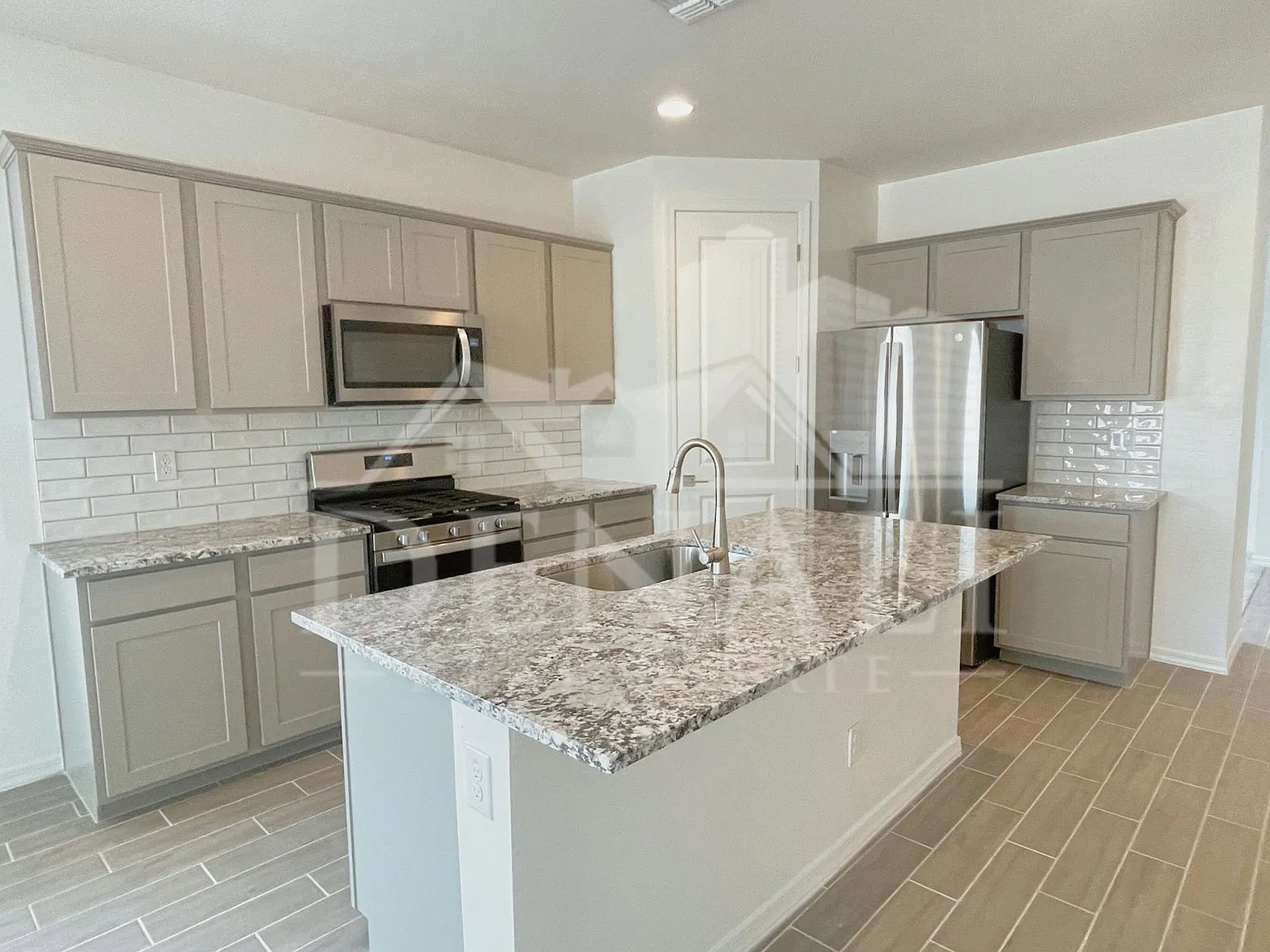 4 bed, 3.0 bath, 2071 sqft, $2,695 — Photo 4