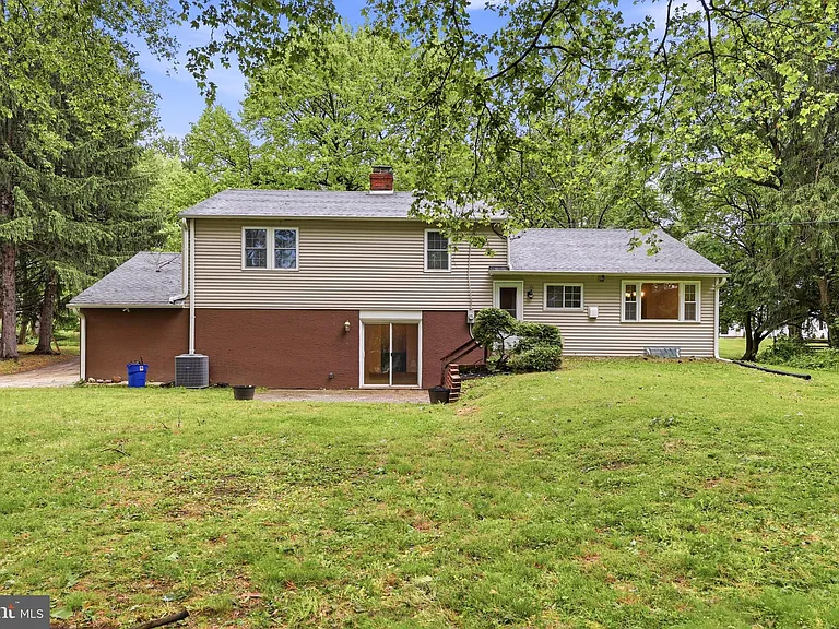 412 Yorkshire Rd — Photo 24