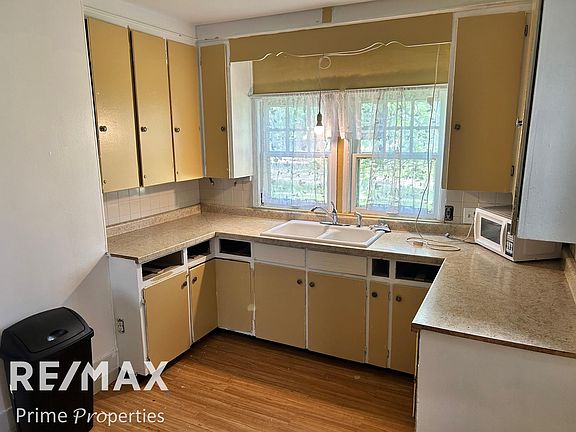 5th image of 626 E 2nd St