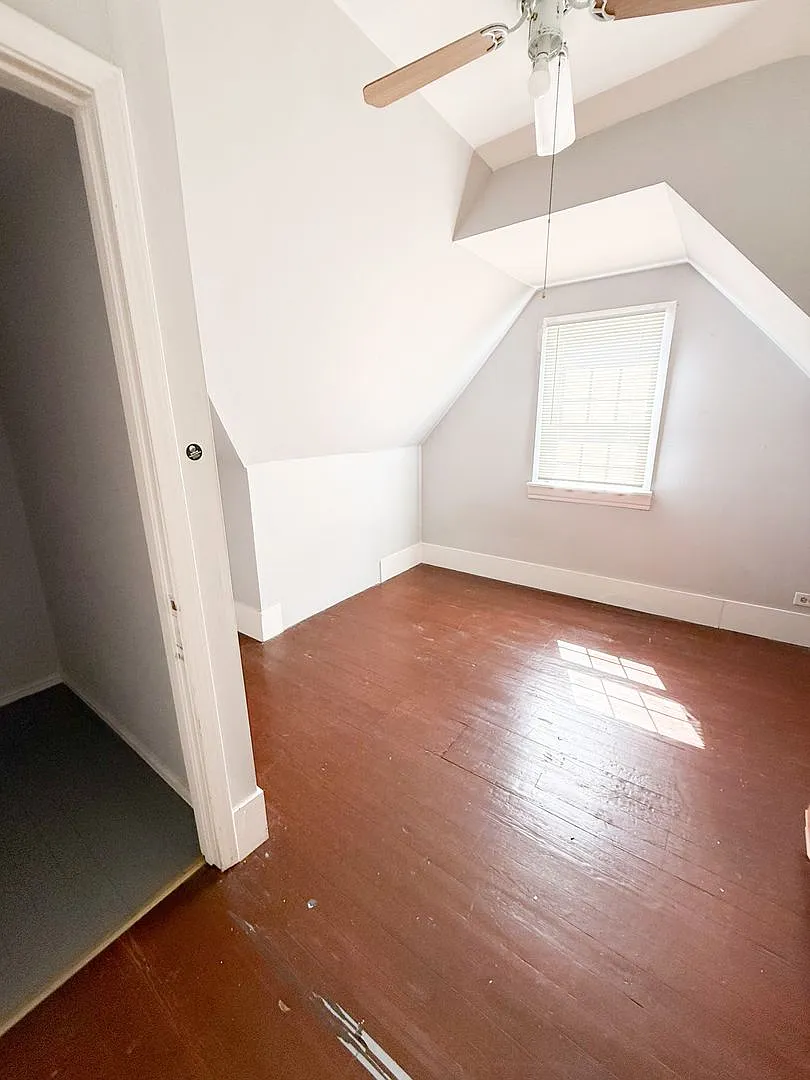 3 Bedroom/1 Bathroom with Fenced-in Backyard! — Photo 3