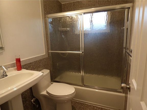 5th image of 1383 E Hillcrest Dr