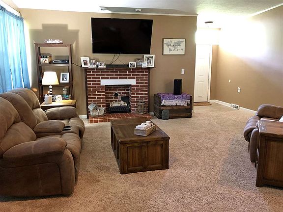 3rd image of 1012 Elizabeth Ln