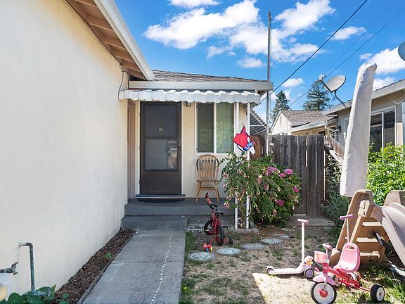 3rd image of 961 Rose Ave