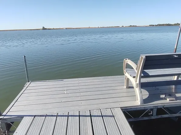 636 W Lakeshore Dr, Waubay, SD 57273