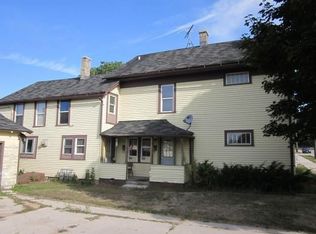 408 N 6th St, Manitowoc, WI 54220