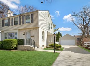 6252 N Santa Monica Blvd, Whitefish Bay, WI 53217
