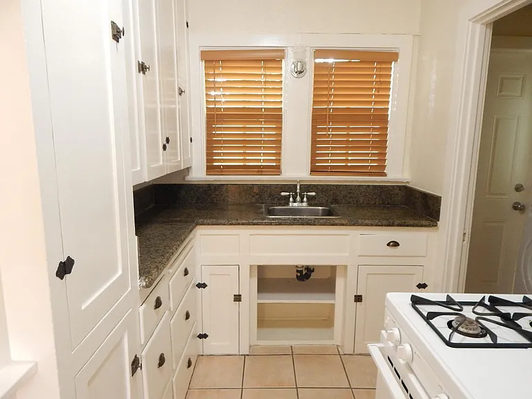 809 E Tujunga Ave — Photo 14