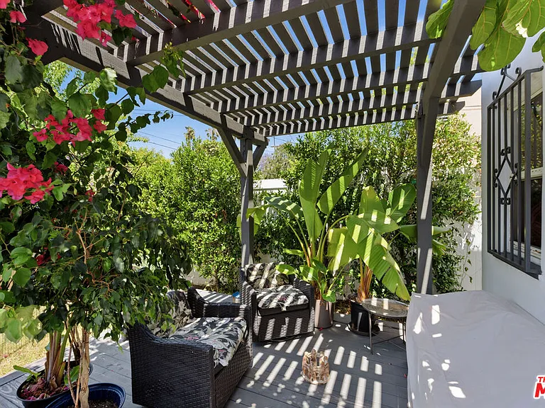 537 N Poinsettia Pl — Photo 19
