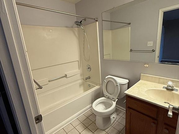 4th image of 312 Blue Water Ct Unit 202