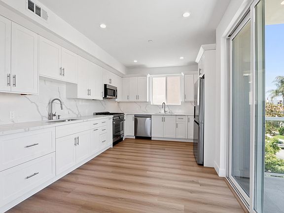3rd image of 834 S Shenandoah St Penthouse 3