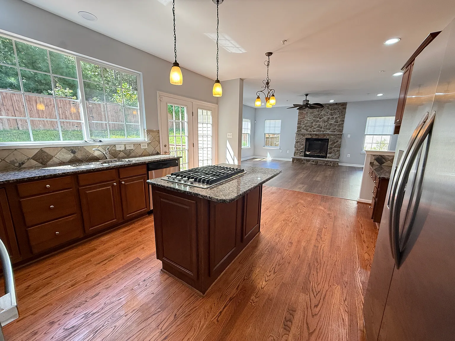 4 bed, 2.5 bath, 2292 sqft, $3,000 — Photo 4